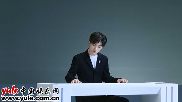 黑色西装,温润清雅
